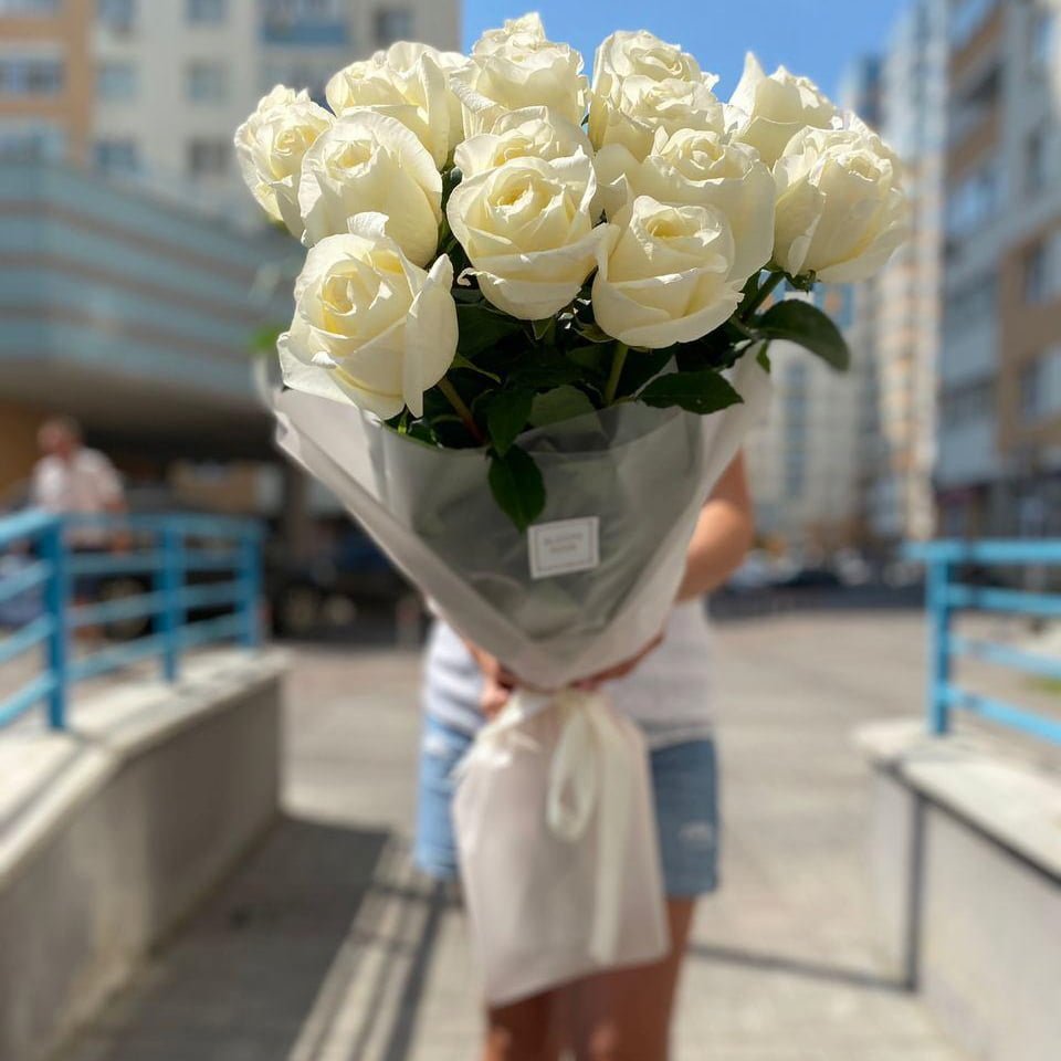 Купить Букет из 15 гигантских белых роз (110 см) в Москве